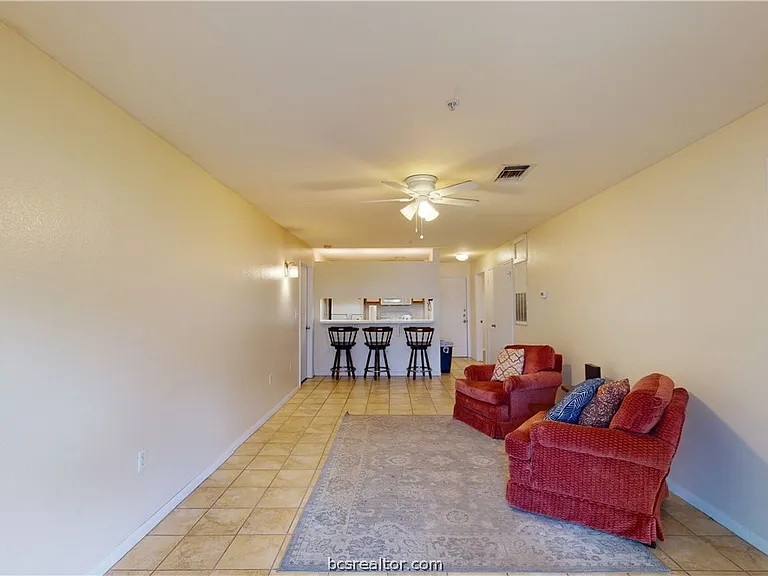 529 Sw Pkwy #102 — Photo 2