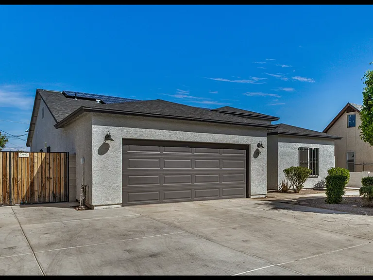 210 W Sunland Ave — Photo 2
