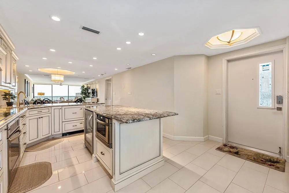 2 bed, 2.0 bath, 1337 sqft, $6,000 — Photo 4