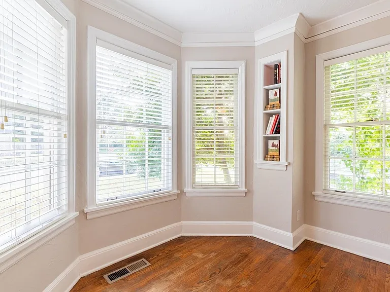 380 Holmes Cir — Photo 18