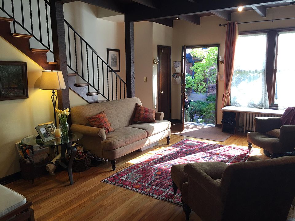 Livingroom opening out to courtyard