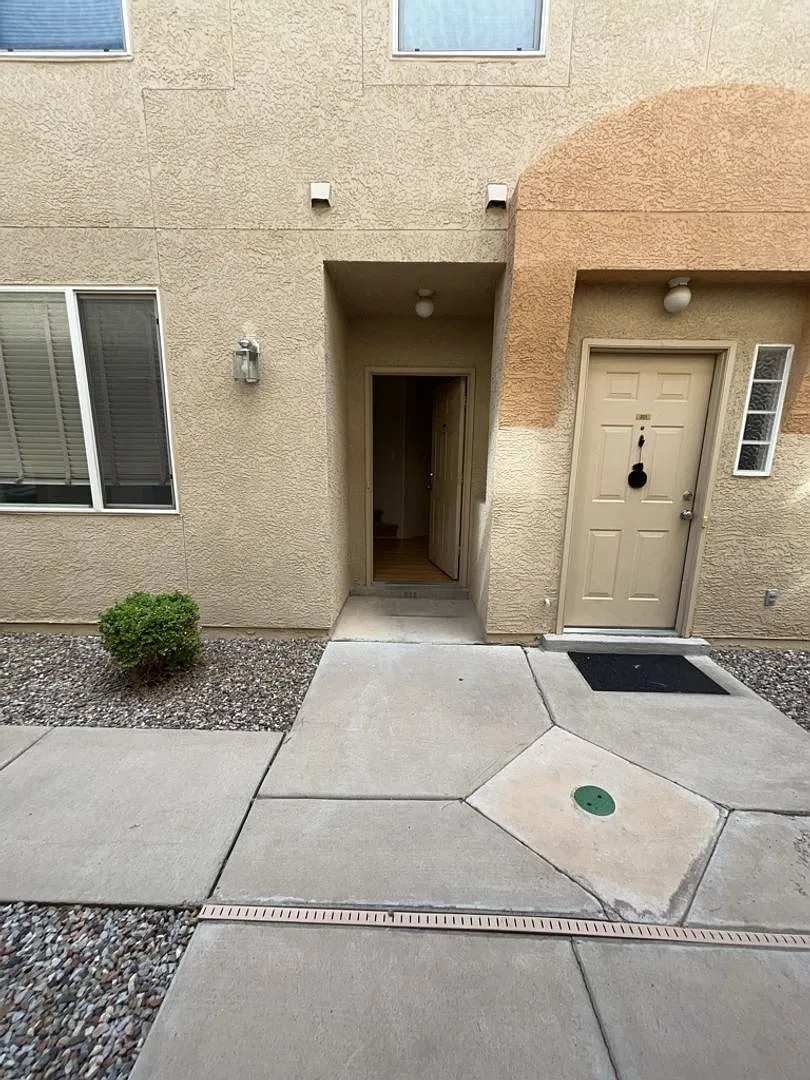 2 Bedroom, 2.5 Bathroom Home! Schedule a Showing! — Photo 1