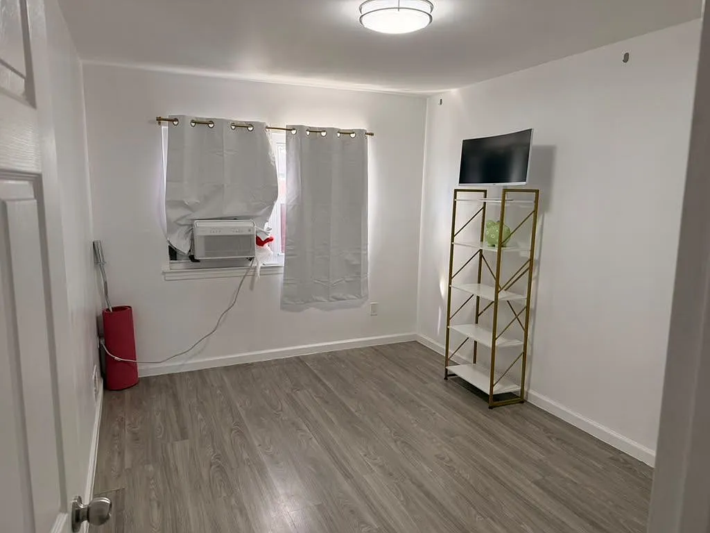 1 bed, 1.0 bath, 335 sqft, $1,350 — Photo 2