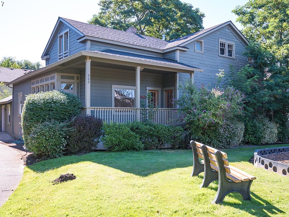1st image of 565 SE Heathcliff Ln