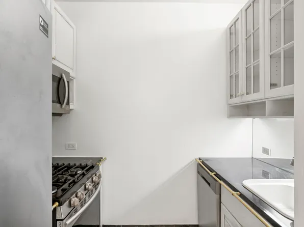 250 East 54th Street image 8 of 9