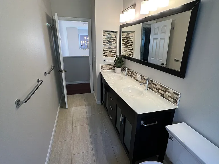 Upstairs Full Bathroom
