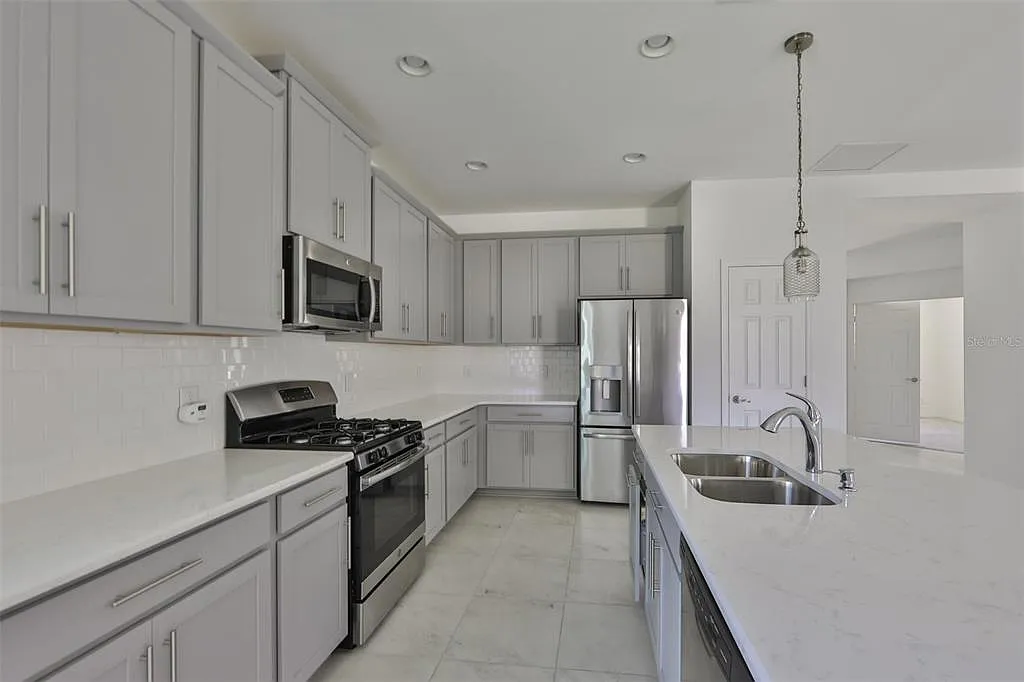 3 bed, 2.5 bath, 2502 sqft, $3,700 — Photo 4