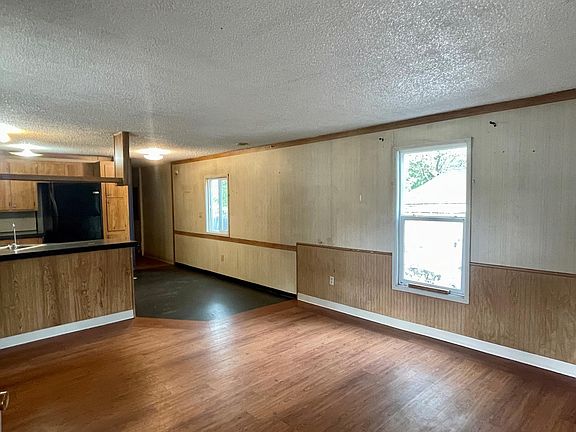 3rd image of 405 SE Oar Ave