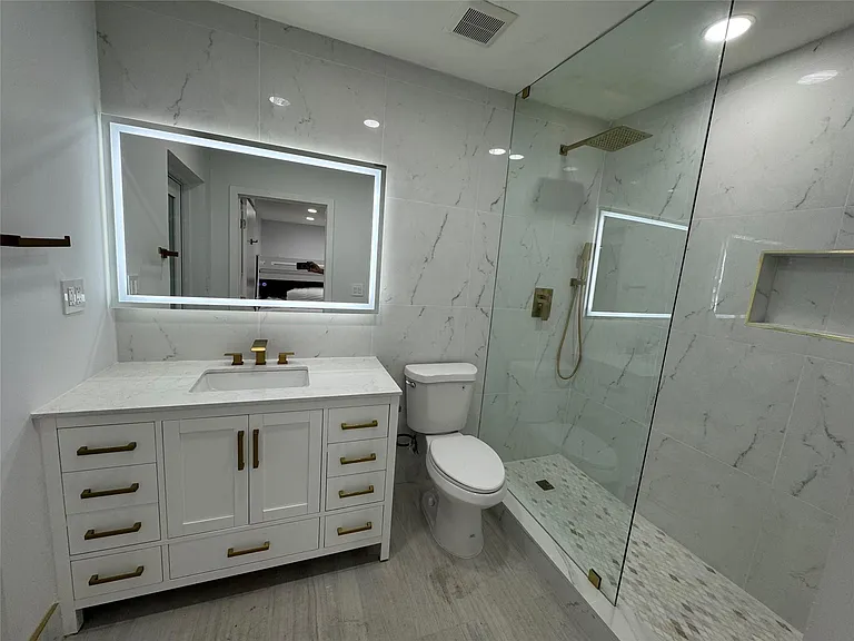 1800 SE Admirals Way — Photo 37