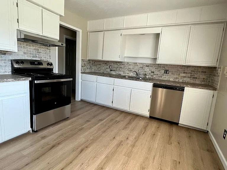 4203 SE Dorchester Dr — Photo 3