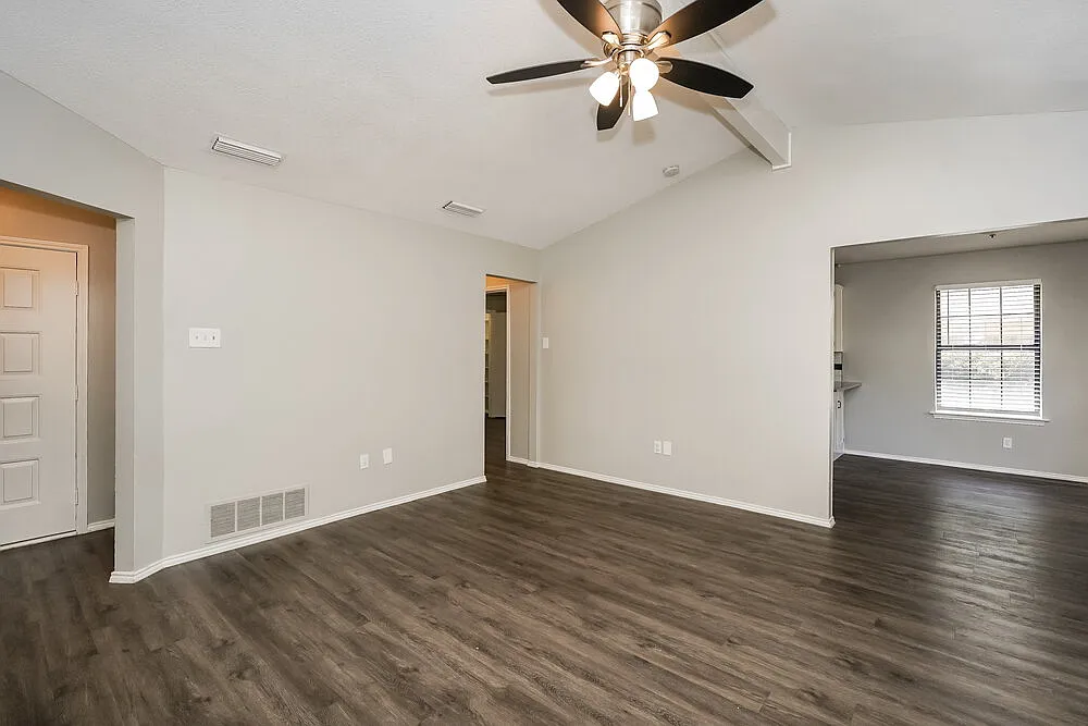 3 bed, 2.0 bath, 1249 sqft, $2,145 — Photo 4