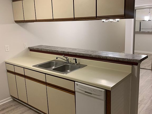 5th image of 1315 Henry Ln