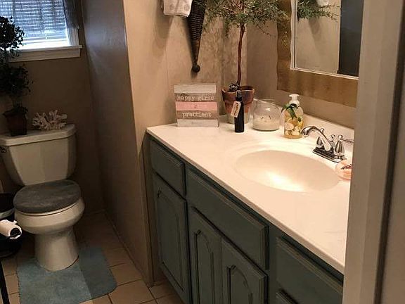 Main full bathroom 