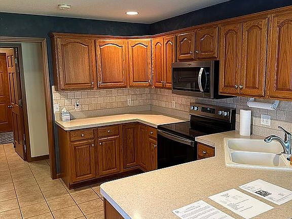 5th image of 920 Country Creek Dr