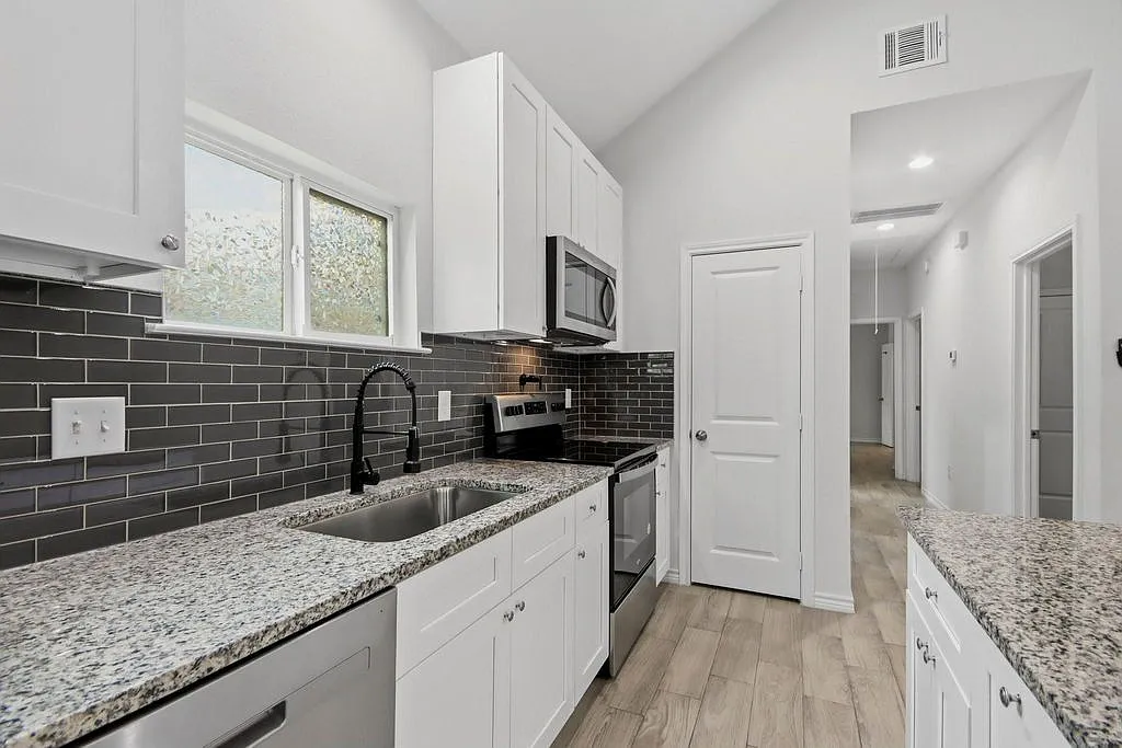 3 bed, 2.0 bath, $1,700 — Photo 3