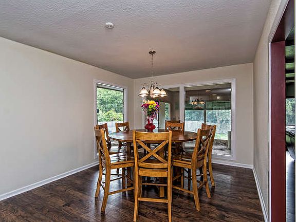 3rd image of 4824 Crestwood Dr