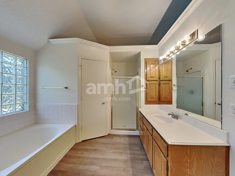 605 Arbor Ln — Photo 9