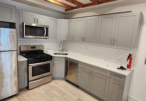 5th image of 754 Willoughby Ave #1