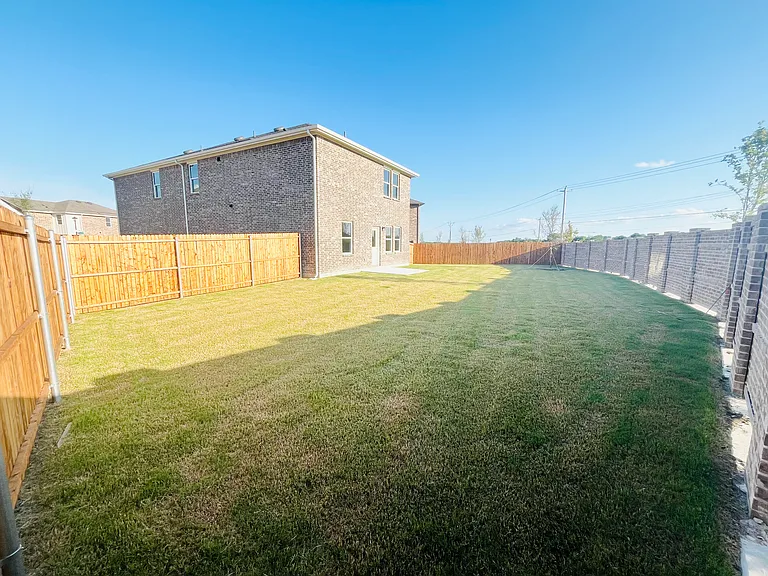Large Backyard - Right View