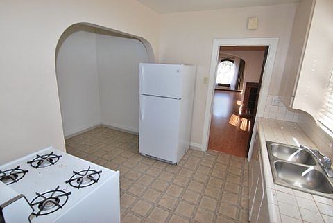 4th image of 247 Loma Ave APT B