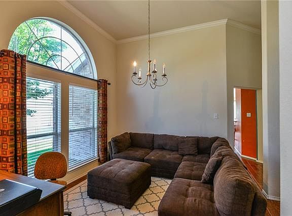 4th image of 220 Kings Court Dr