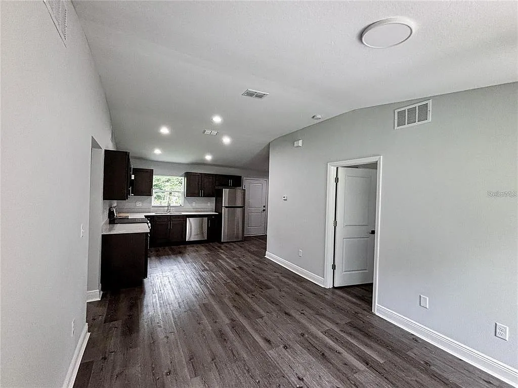 3 bed, 2.0 bath, 1011 sqft, $1,697 — Photo 3