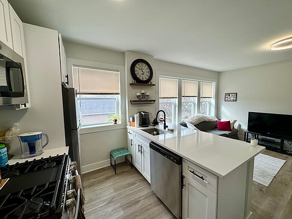 4th image of 2059 W Summerdale Ave APT 3