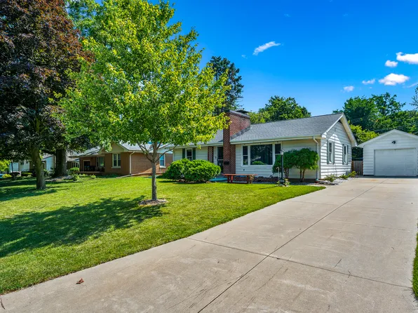 5 Ethell Pkwy, Bloomington, IL 61701