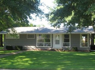 301 Southhaven Dr, Monticello, IA 52310