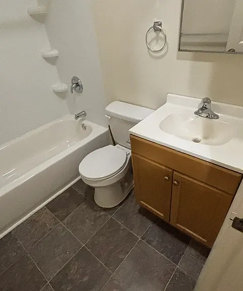 633 Jackson Ave — Photo 2
