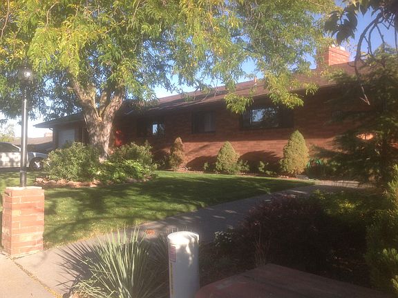 Front w/double garage 