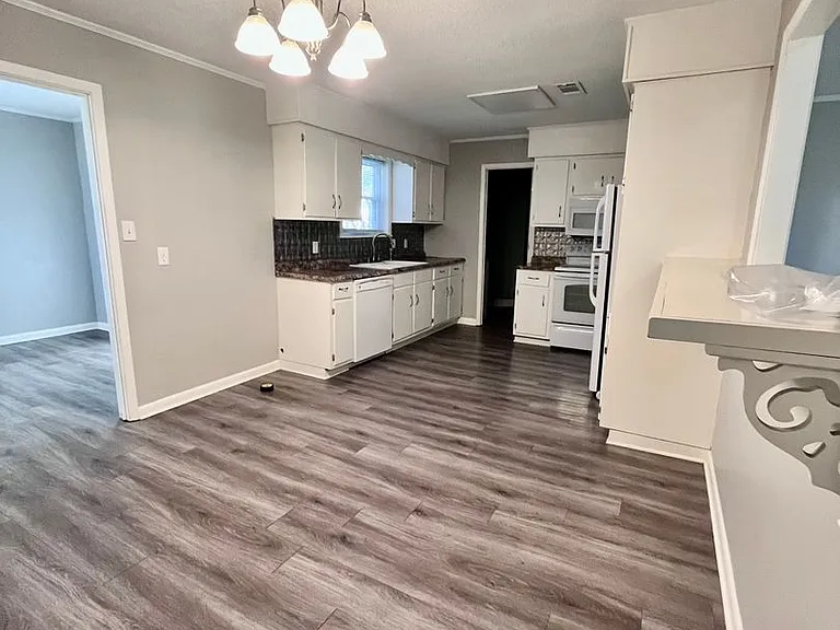 421 E 2nd St — Photo 5