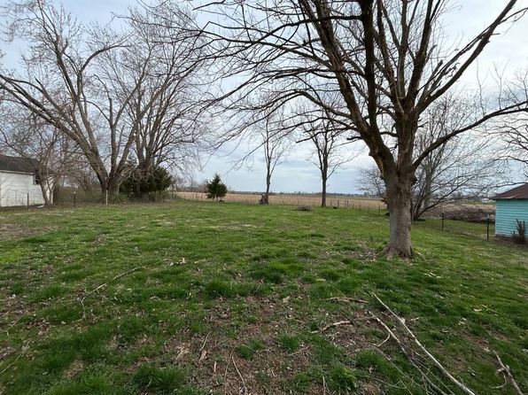 405 E Section Line Rd, Wayne City, IL 62895
