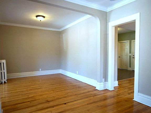 4th image of 510 Queen Ave N