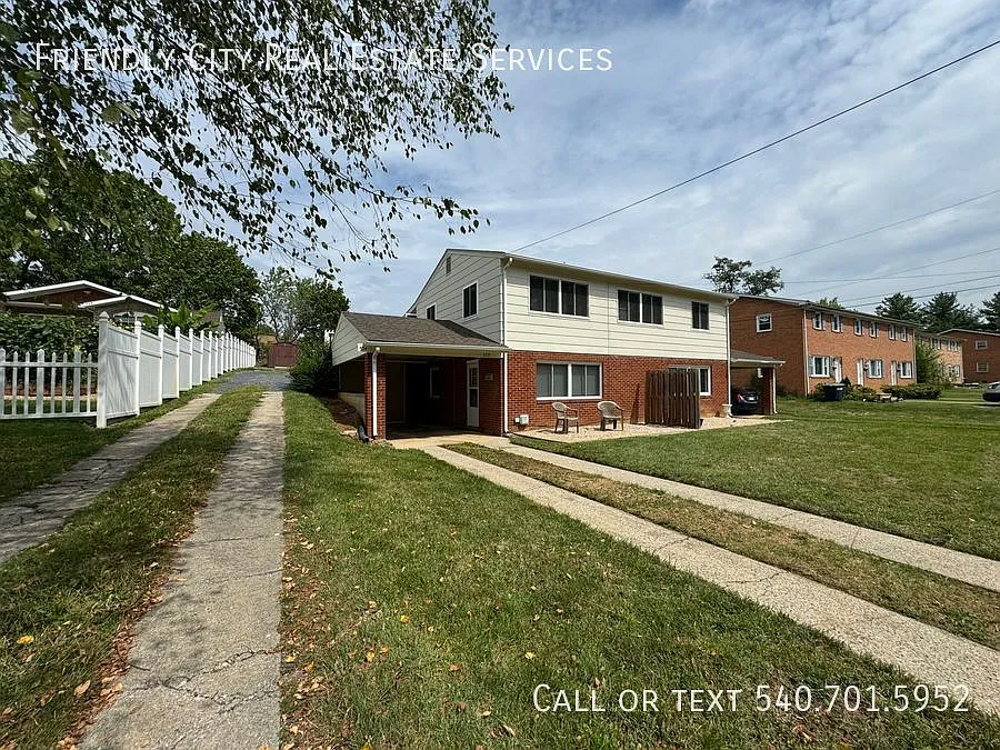 Location, Location, Location! Downstairs one bedroom, one bathroom Apartment! — Photo 1