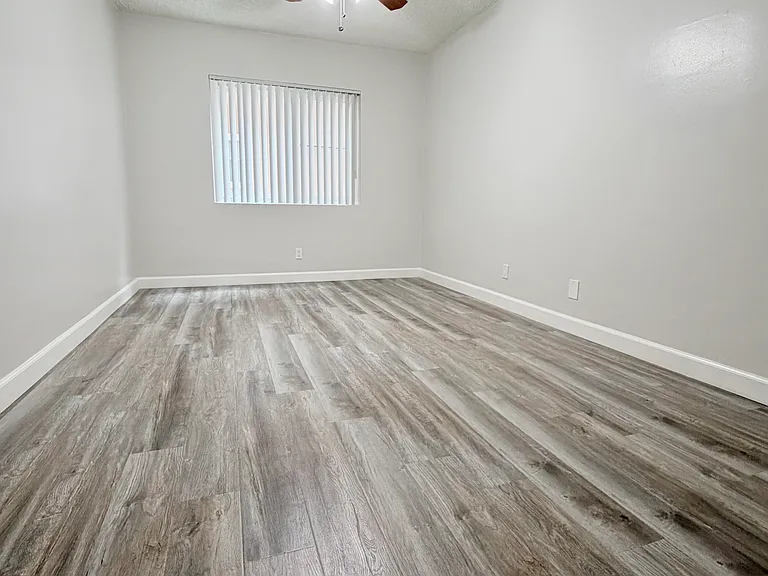 12414 Dunrobin Ave #5 — Photo 8