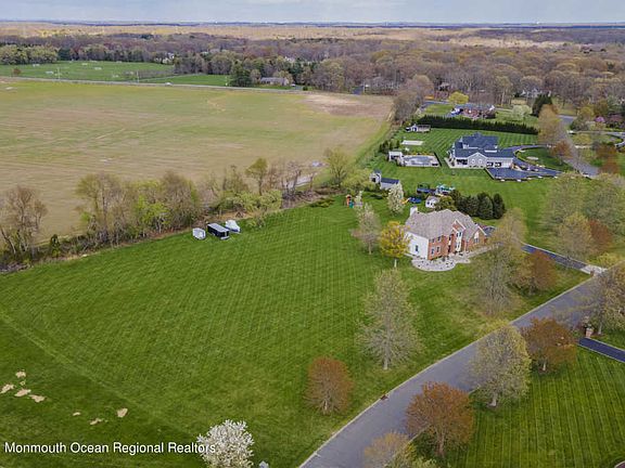 4th image of 5 Crest Circle Dr