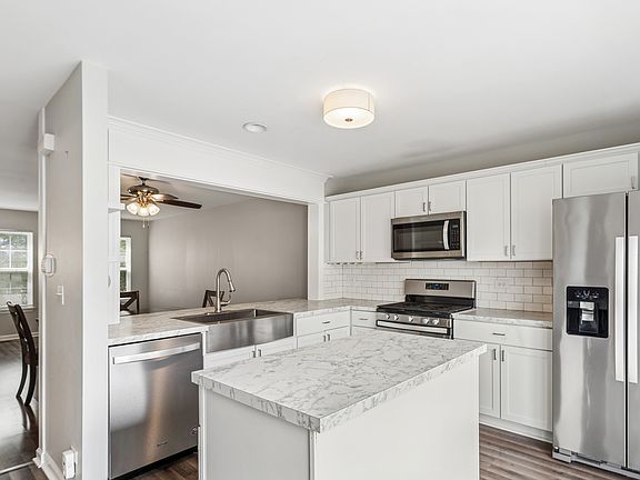 3rd image of 845 Essex Cir