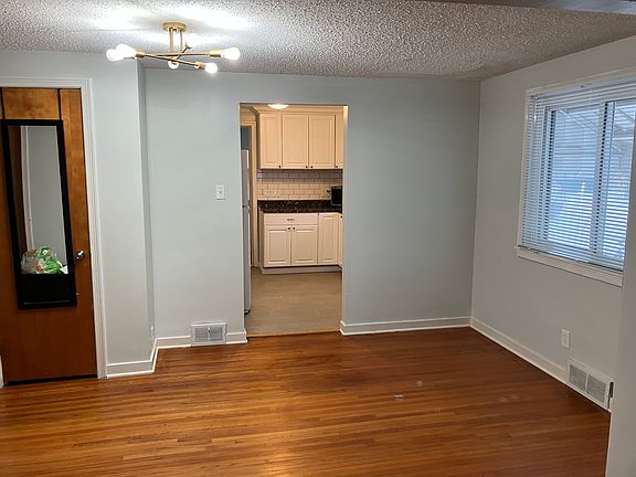 3rd image of 413 Victoria Blvd #1
