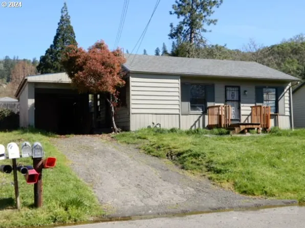 1665 NE Todd St, Roseburg, OR 97470