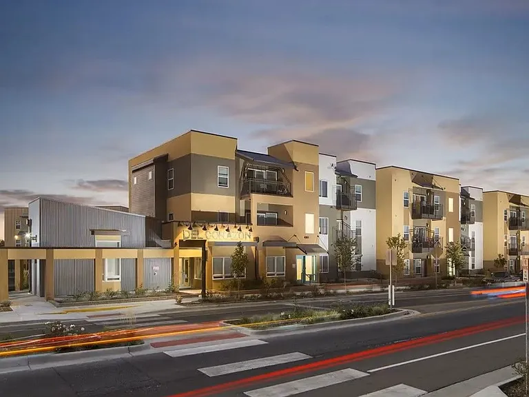 Del Corazon Apartments — Photo 15