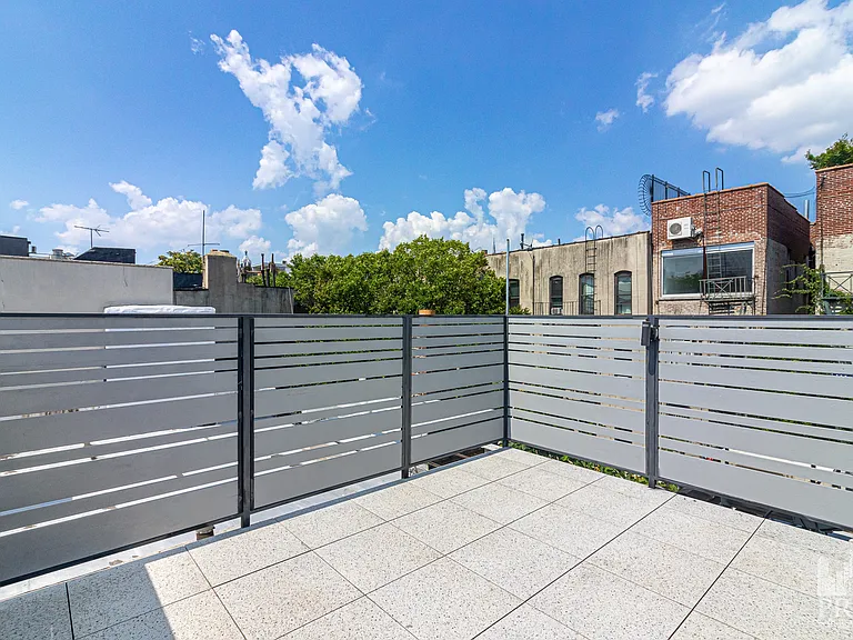 329 E 10th St #10 — Photo 7