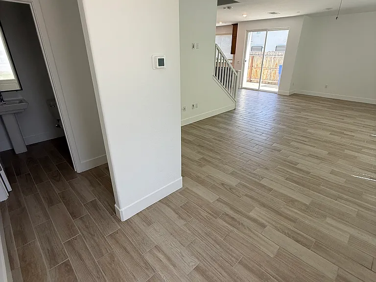 2762 E Tamarind Dr — Photo 2