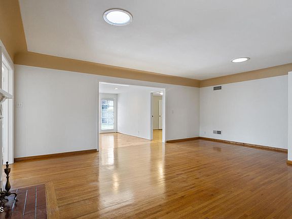 3rd image of 1455 Avonrea Rd