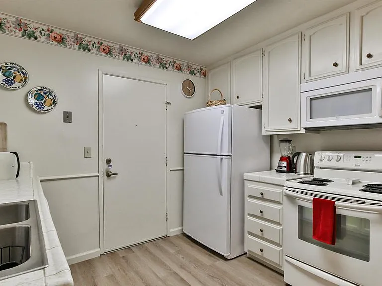 1068 Isabella Ave — Photo 16