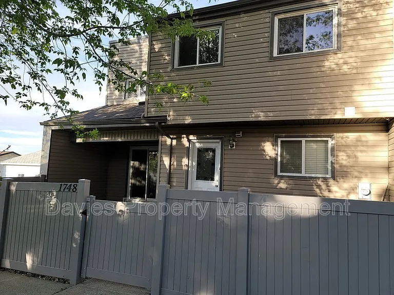 1748 Lakewood Road South NW — Photo 1