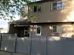 1748 Lakewood Road South NW, Edmonton, AB T6K3B6