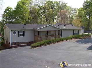 113 Point Dr, Townville, SC 29689