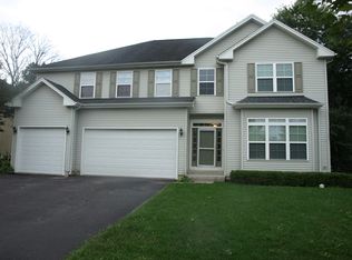 55 Whispering Oaks Ln, Grayslake, IL 60030