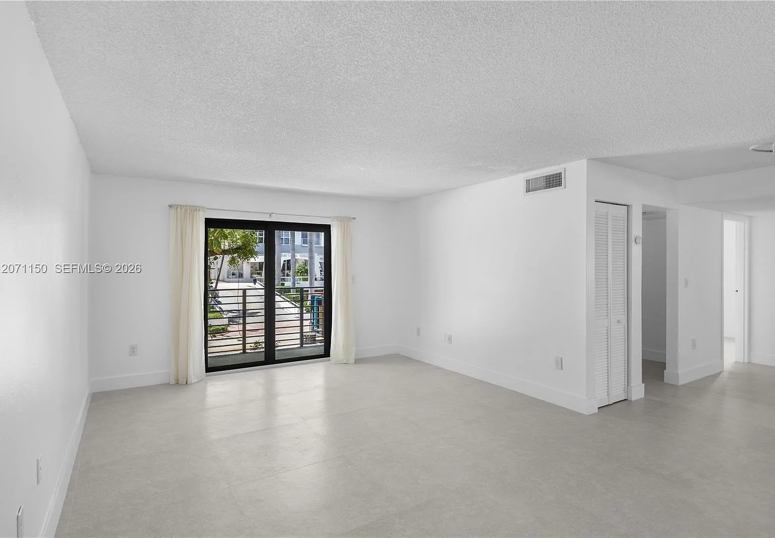 Royal West Condo — Photo 2